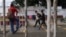 Migrantes caminan afuera del Instituto Nacional de Migración en Tapachula, estado de Chiapas, México. (Foto AP/Marco Ugarte)