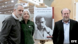 De izquierda a derecha, el cineasta Fernando Trueba; la viuda del escritor cubano Guillermo Cabrera Infante, Miriam Gómez, y el editor Toni Muné durante la presentación en Madrid de "El cronista de cine".