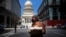 Una mujer carga un cartón de huevos cerca del Capitolio, en La Habana. El cartón de 30 huevos ha pasado en La Habana de los 600 pesos cubanos (CUP) (25 dólares/23 euros al cambio de hoy) a los 2.000 CUP (83,35 dólares/77,12 euros) (AP Photo/Ramon Espinosa)