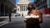 Una mujer carga un cartón de huevos cerca del Capitolio, en La Habana. (AP Photo / Ramon Espinosa).