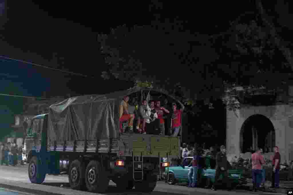 Patrulla de Respuesta Rapida vestida de civil en un camión militar durante una protesta para pedir que se restablezca la energía después de seis días de apagones debido a la devastación del huracán Ian en La Habana, Cuba. (AP Photo/ Ramon Espinosa)