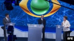 De izquierda a derecha, los candidatos a la presidencia de Brasil por el partido de la Social Democracia Brasileña (PSDB) Aécio Neves, el moderador del debate y la oficialista del Partido de los Trabajadores (PT) Dilma Rousseff participan hoy, martes 8 d