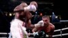 Yordenis Ugas, izquierda, pelea contra Mario Barrios en un combate el 30 de septiembre de 2023 en Las Vegas. (Foto AP/John Locher)