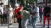 Policías vestidos de civil detienen a una persona durante protestas el 11 de julio de 2021. (REUTERS / Stringer)