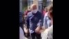 Ministro de cultura arrebata el celular a un joven en la protesta pacífica