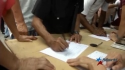 Venezolanos hacen cola para firmar revocatorio a Maduro Venezolanos hacen cola para firmar revocatorio a Maduro