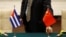 Banderas de Cuba y China en un salón de reuniones en Beijing, China, en mayo de 2019. REUTERS/Florence Lo/Pool/File Photo