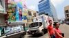 Dos personas cruzan por una calle de la Zona Libre de Colón, adonde concurren tanto agentes comerciales del gobierno como compradores de insumos para el sector privado cubano.