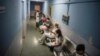 Archivo. El pasillo de un hospital en La Habana. (Ramón Espinosa Pool vía REUTERS)