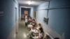 El pasillo de un hospital en La Habana. (Ramón Espinosa Pool vía REUTERS)