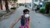 Un joven recorre en bicicleta las calles de La Habana en medio de la pandemia de coronavirus. (YAMIL LAGE / AFP)