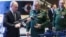 Vladimir Putin revisa armas junto a su Ministro de Defensa Serguei Shoigu (Foto de Mikhail METZEL / SPUTNIK / AFP)