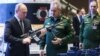 Vladimir Putin revisa armas junto a su Ministro de Defensa Serguei Shoigu (Foto de Mikhail METZEL / SPUTNIK / AFP)