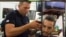 Hombre en una barbería
