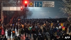 Protestas en la ciudad de Almaty, Kazajistán, por la subida de los precios del combustible.