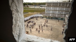 Reos en el patio de la cárcel de máxima seguridad Combinado del Este, en La Habana. (Adalberto Roque/AFP)