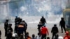 Partidarios del ex presidente Evo Morales y opositores chocan el lunes en una calle de La Paz después que Morales anunciara su renuncia el domingo (Foto: Carlos Garcia Rawlins/Reuters).