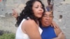 Aymara Nieto Muñoz abraza a su madre, en una imagen tomada en 2017. (Estado de Sats)