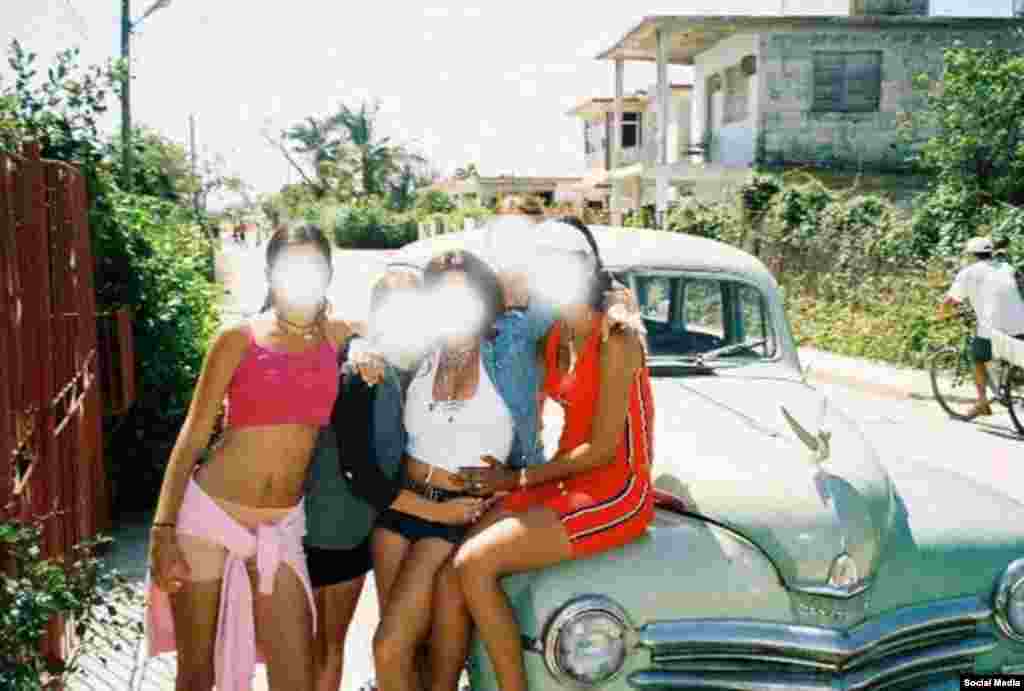 Un grupo de muchachas posa para Cubadave. Strecker asegura que la foto fue tomada en Santa Fe.