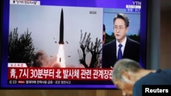 Un hombre observa en la televisión surcoreana un reporte sobre el lanzamiento de misiles de Norcorea.