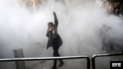 Estudiantes iraníes se enfrentan a la policía durante las protestas en los alrededores de la Universidad de Teherán.
