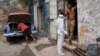 Una enfermera indaga sobre los pacientes que faltan por vacunarse contra el COVID-19, en un barrio de La Habana. (REUTERS/Alexandre Meneghini).