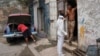 Una enfermera indaga sobre los pacientes que faltan por vacunarse contra el COVID-19, en un barrio de La Habana. REUTERS/Alexandre Meneghini