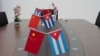 Una sala de reuniones decorada con las banderas de China y Cuba en la fábrica de vehículos eléctricos del Caribe (VEDCA), en La Habana. REUTERS/Alexandre Meneghini