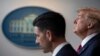 El Presidente Donald Trump escucha el viernes en la Casa Blanca la explicacion del secretario interino de Seguridad Nacional Chad Wolf (Jim Watson/AFP).