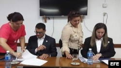 La rectora de la Uniss, Nayma Trujillo, y el titular de centro de educación superior neoyorquino, José Luis Cruz, suscribieron el documento.