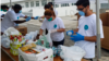 Voluntarios trabajan en la recogida de ayuda para los cubanos en la isla, como parte de la iniciativa Solidaridad entre hermanos. (Foto tomada del Facebook de Ernesto Oliva Torres)