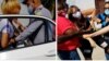Thais Mailén e Iliana Hernández se rebelaron gritando ¡Patria y Vida! por la ventanilla de la patrulla. (Facebook/ThaisFreedomForever)