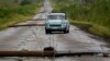 Una carretera llena de líneas eléctricas caídas tras el paso del huracán Rafael, en San Antonio de los Baños, Cuba. (Foto AP/Ramon Espinosa)