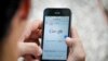 Una persona utiliza su celular para conectarse a Google en una zona Wi-Fi de Cuba.