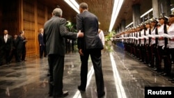 Raúl Castro (izq.) recibió a Barack Obama en el Palacio de la Revolución en La Habana, el 21 de marzo de 2016. REUTERS/Carlos Barria