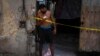 Un hombre frente a una vivienda en cuarentena, en La Habana. (AP Foto/Ramón Espinosa)