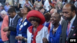 Delegados toman de las manos en oración hoy, miércoles 5 de septiembre de 2012, en la convención demócrata en Charlotte, Carolina del Norte.