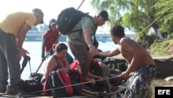 Foto Archivo. Cubanos cruzan el río Suchiate, en la frontera de Guatemala y México.