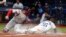 El cubano Randy Arozarena (56), de los Rays de Tampa Bay, se roba el home frente al receptor puertorriqueño Christian Vázquez, de los Medias Rojas de Boston, en la Serie Divisional de la Liga Americana en St. Petersburg, Florida, el jueves 7 de octubre de