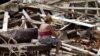 Una mujer observa los restos de su casa completamente destruida por el huracán Charley, en Playa Baracoa, en agosto de 2004. (Archivo)