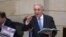 El senador Álvaro Uribe Vélez hace un gesto durante una sesión plenaria sobre la presentación de objeciones por parte del gobierno a la Jurisdicción Especial para la Paz, en el Congreso Nacional en Bogotá, Bogotá, Colombia, el 30 de abril de 2019.