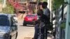 Agentes de la policía política vigilan la vivienda del biólogo Oscar Casanella. (Facebook)