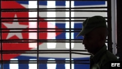 Foto de archivo. Un militar cubano custodia un pasillo de la prisión Combinado del Este, en La Habana (Cuba).