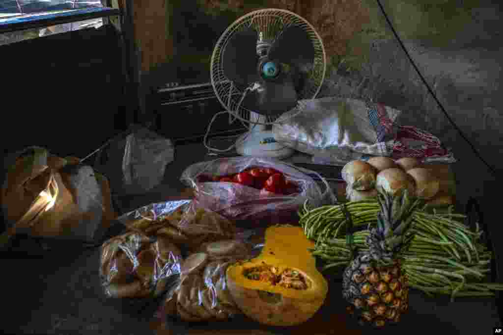 El desabastecimiento y el incremento de los costos, el mercado negro y la reventa por parte de particulares de bienes básicos están golpeando el bolsillo de los cubanos. 