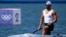 Fernando Dayán Jorge Enríquez, del Equipo Olímpico de Refugiados, descansa después de competir en las eliminatorias de canoa individual de 1000 metros masculino en los Juegos Olímpicos de Verano de 2024, el 7 de agosto de 2024, en Vaires-sur-Marne, Francia. AP/Lindsey Wasson