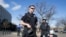 Dos policías montan guardia fuera del edificio Rayburn House Office Building tras un incidente en el Capitolio en Washington, Estados Unidos, hoy 29 de marzo de 2017. La Policía del Capitolio de Washington realizó varios disparos contra una persona que in