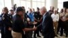 El presidente Joe Biden durante el encuentro con rescatistas en el derrumbe del edificio en Surfside, Florida. (REUTERS/Kevin Lamarque)
