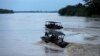 Soldados colombianos patrullan el río Arauca en la frontera con Venezuela.