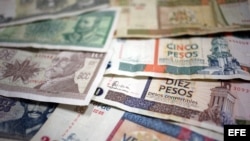 Vista de algunos billetes cubanos, unos de CUP (i) y otros de CUC (d).