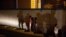 Imagen de venezolanos sin energía eléctrica, en El Calvario, Caracas. (AP Photo/Fernando Llano).